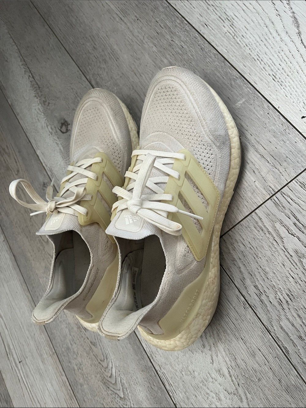 adidas Women's Cream and Pale Yellow Athletic Sneakers! Super comfortable !